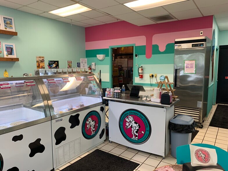 More Photos Of 1702-1740 Fordem Ave, Madison General Retail For Lease