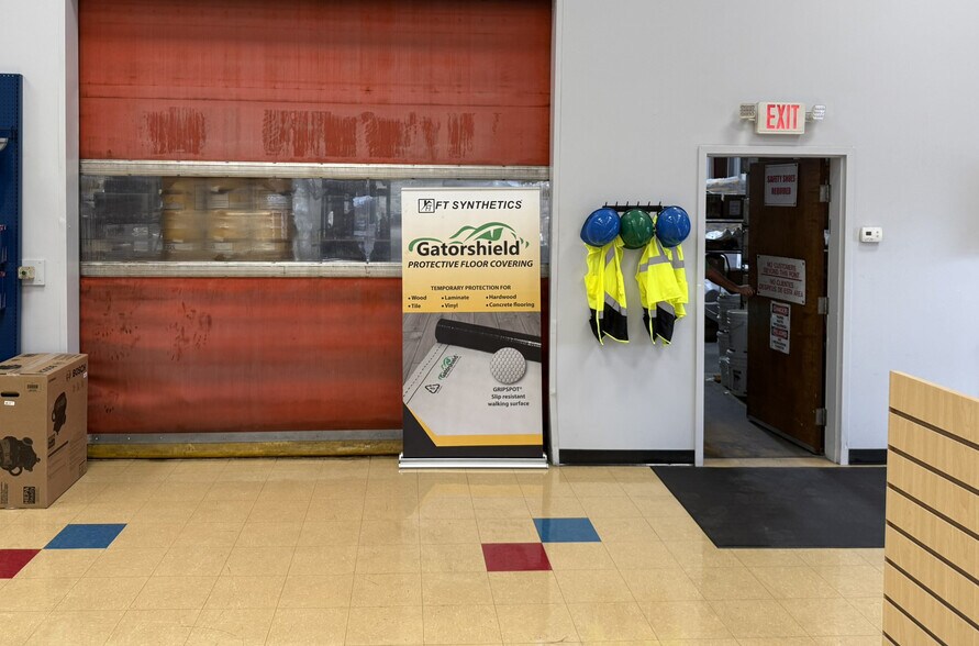 More Photos Of 13555 49th St N, Clearwater Warehouse For Lease