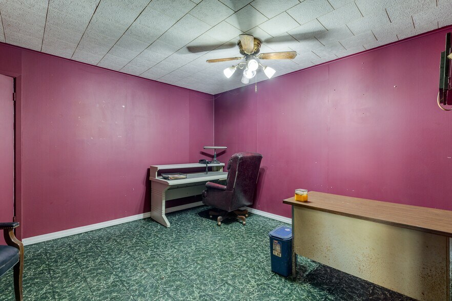 More Photos Of 805 Elm St, Bastrop Distribution For Sale