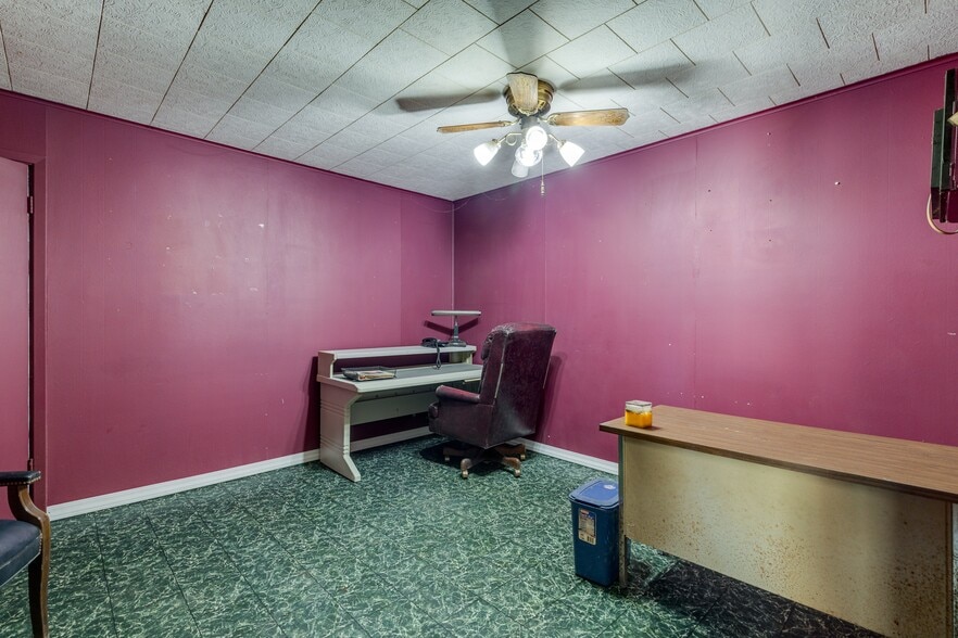 More Photos Of 805 Elm St, Bastrop Distribution For Sale