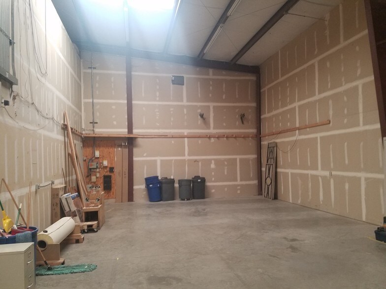 More Photos Of 995 Loma Verde Dr, El Paso Warehouse For Lease