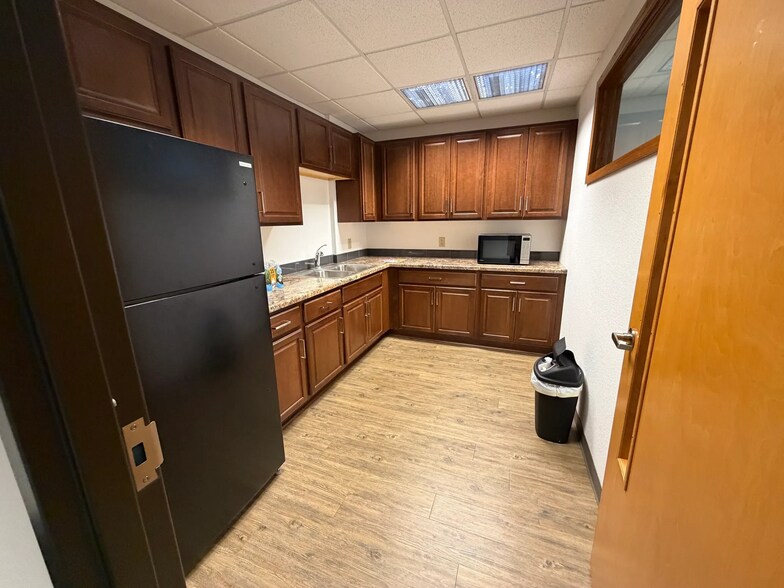 More Photos Of 1133 Quail Ct, Pewaukee Office For Lease