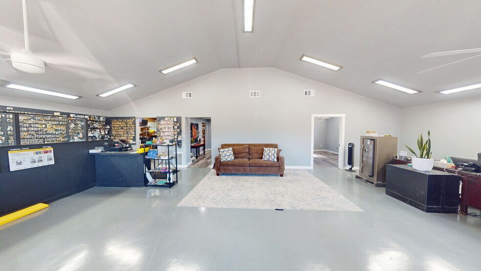 More Photos Of 210 Rosewood Dr, Universal City Freestanding For Sale