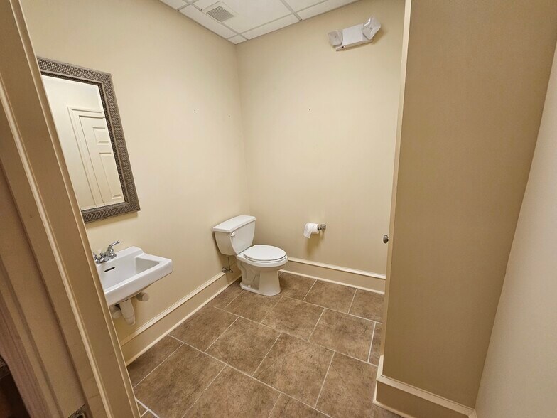 More Photos Of 833 Lincoln Ave, West Chester Light Distribution For Sale