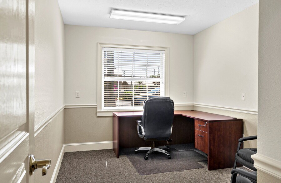 More Photos Of 525 8th St W, Bradenton Office For Sale