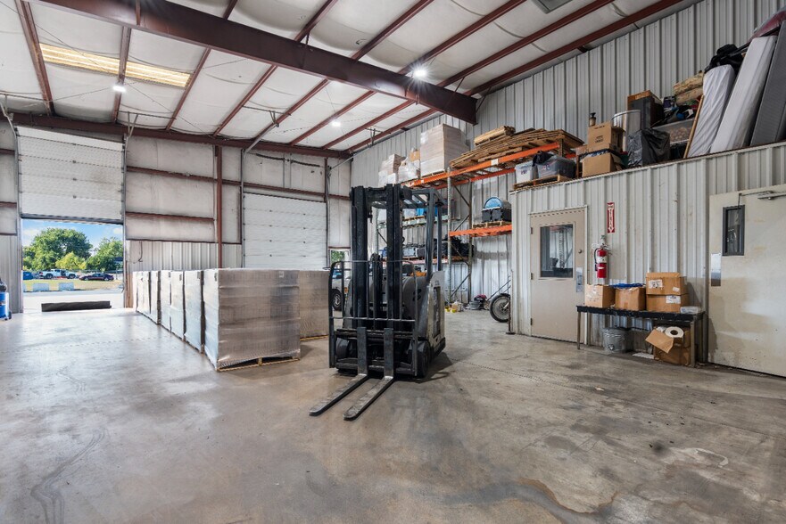 More Photos Of 2078 Ford Ave, Springdale Warehouse For Lease
