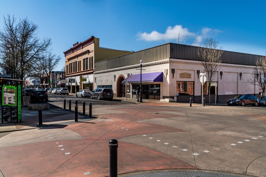 More Photos Of 622-630 SE Jackson St, Roseburg Storefront For Sale
