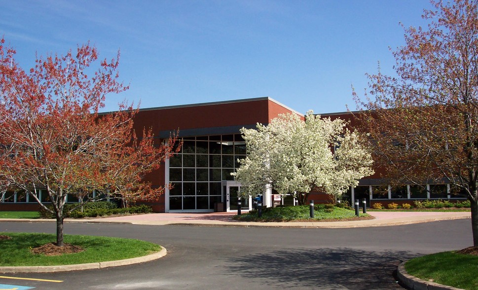 Primary Photo Of 225 Greenfield Pky, Liverpool Office For Lease