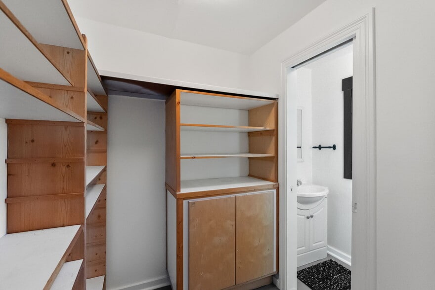 More Photos Of 15 NW Franklin Ave, Bend Office For Sale