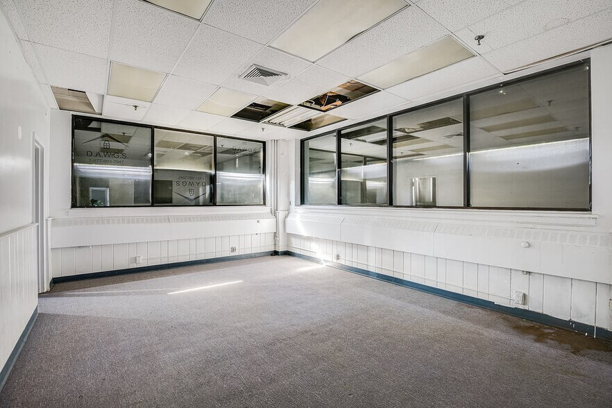 More Photos Of 386 Oakwood Rd, Huntington Station Warehouse For Sale