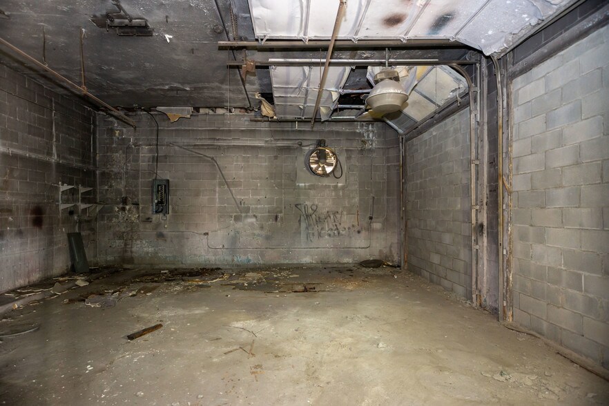 More Photos Of 19790 John R St, Detroit Auto Repair For Sale