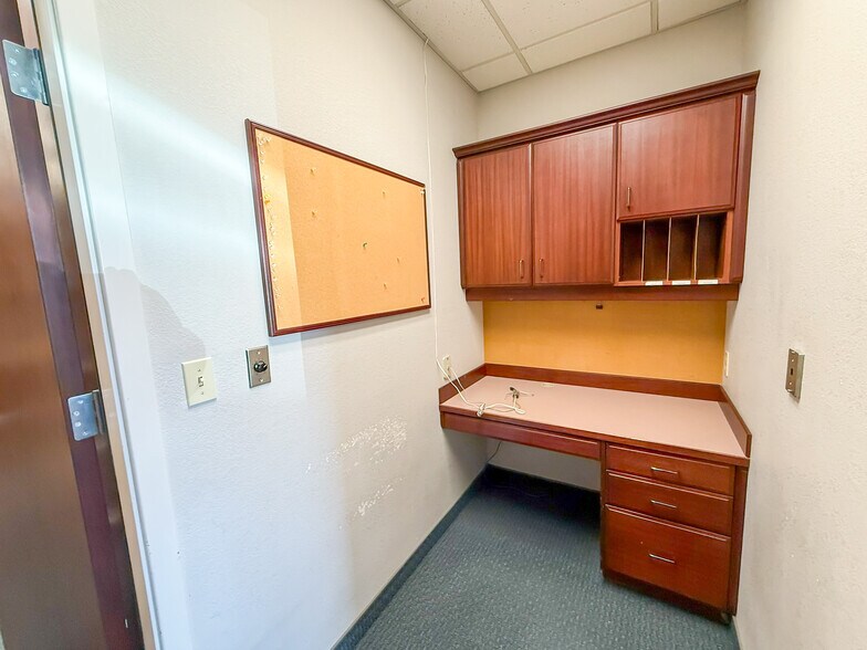 More Photos Of 910 S Scheuber Rd, Centralia Medical For Lease
