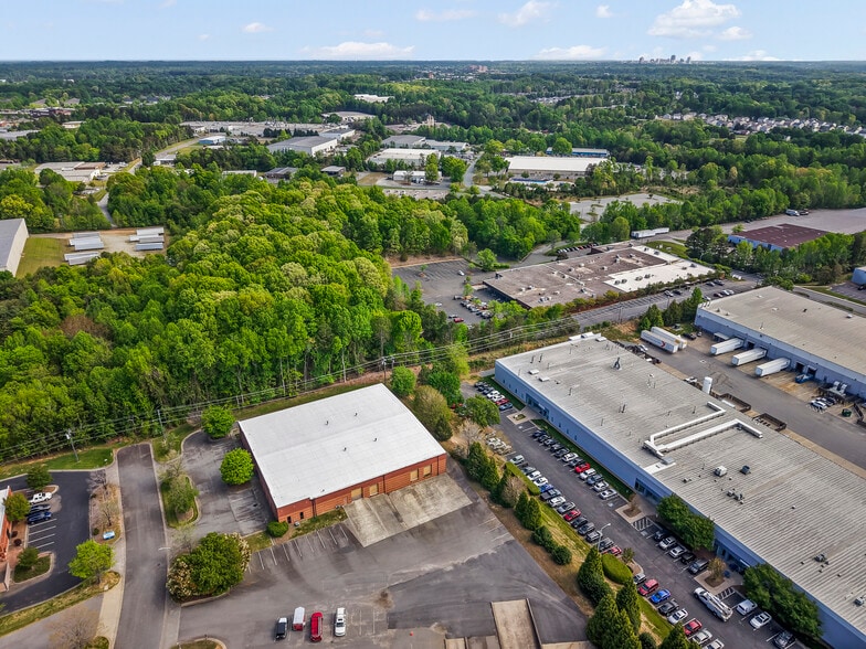 More Photos Of 2595 Viceroy Dr, Winston-Salem Warehouse For Lease