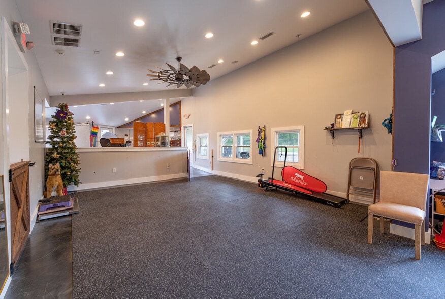 More Photos Of 12167 Lee Hwy, Sperryville Veterinarian Kennel For Sale