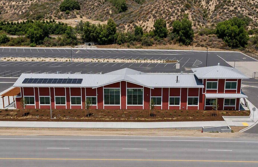 More Photos Of 35-39 E Telegraph Rd, Fillmore Freestanding For Lease
