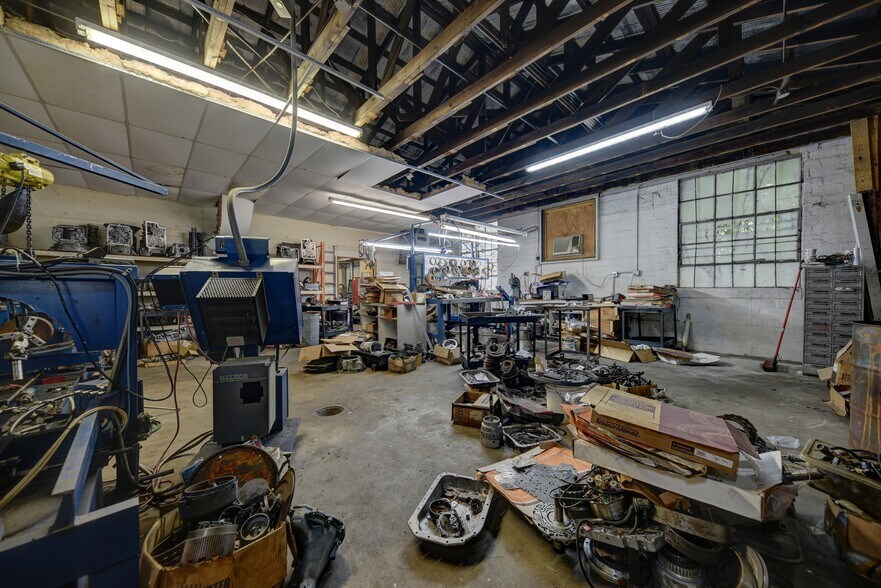 More Photos Of 307 E Alamo St, Brenham Auto Repair For Sale