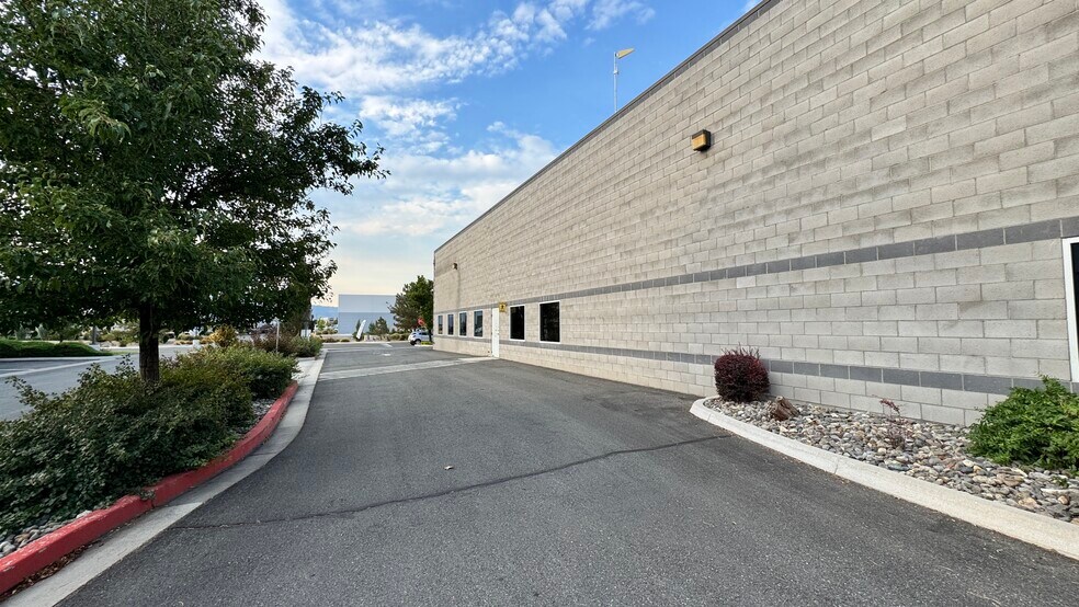 More Photos Of 891 Trademark Dr, Reno Showroom For Lease