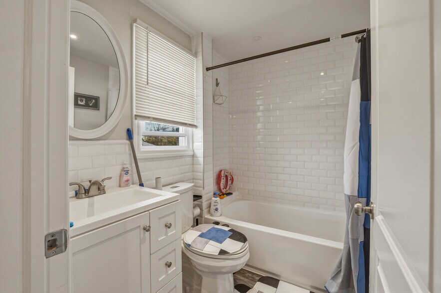 More Photos Of 150 N Delaware Ave, Lindenhurst Storefront Retail Residential For Sale