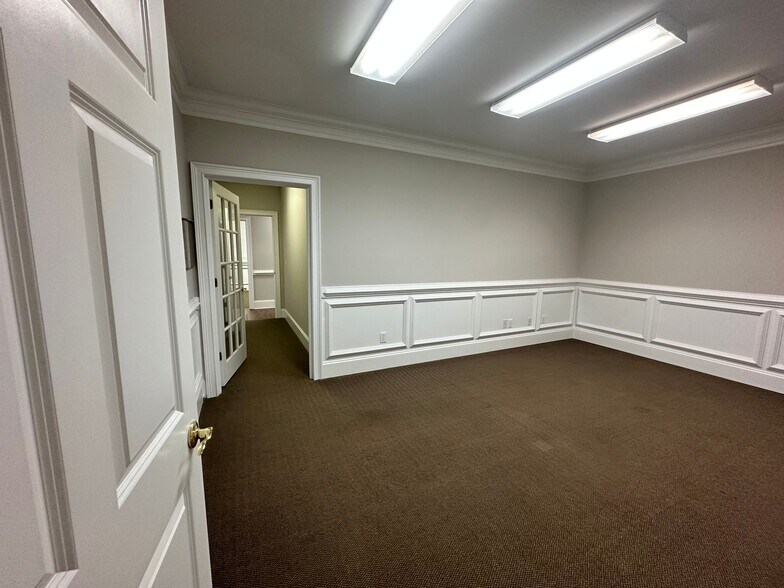 More Photos Of 327 Dahlonega St, Cumming Medical For Sale
