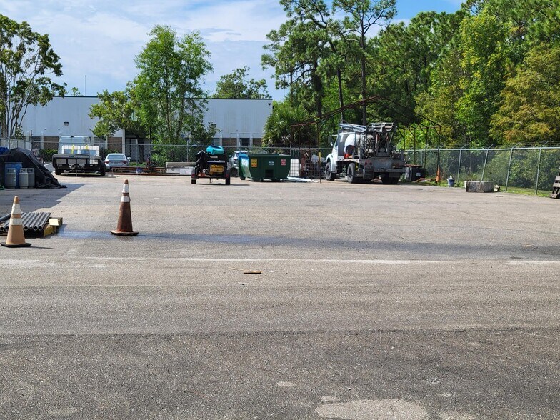 More Photos Of 9970 Bavaria Rd, Fort Myers Light Distribution For Sale