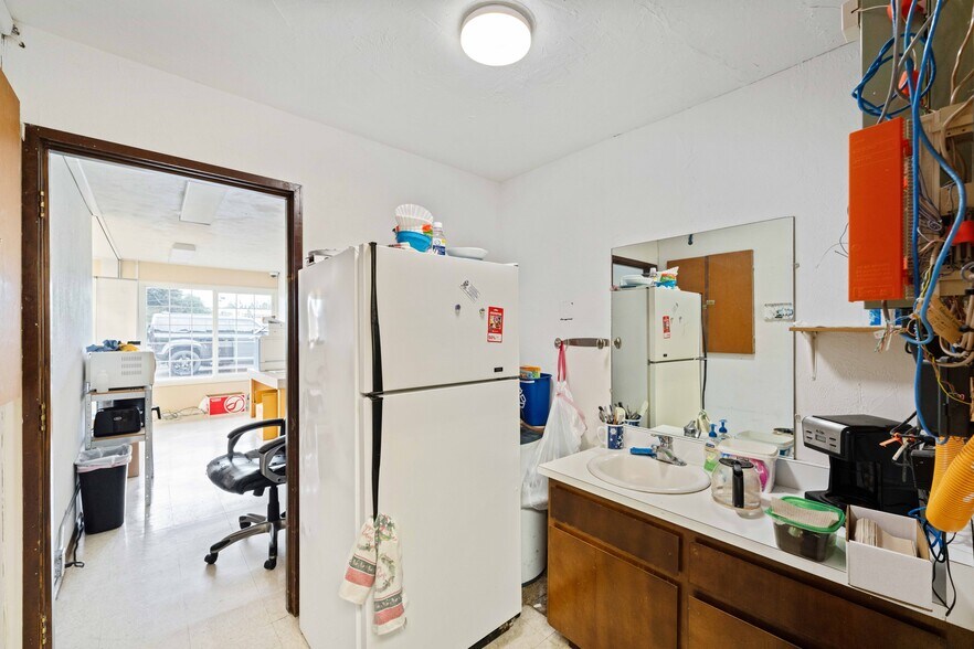 More Photos Of 2184 Broadway Ave, North Bend Office For Sale