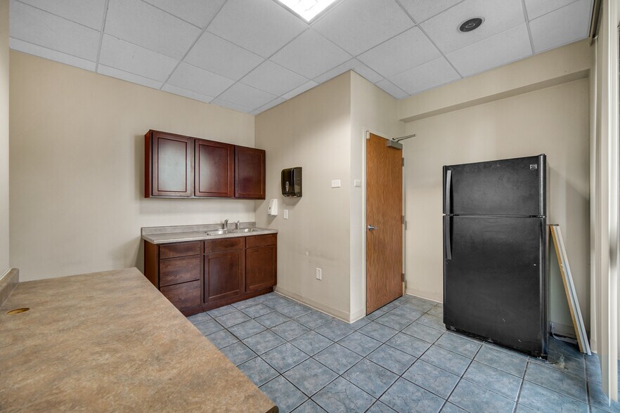 More Photos Of 9711 Valparaiso Dr, Munster Medical For Lease