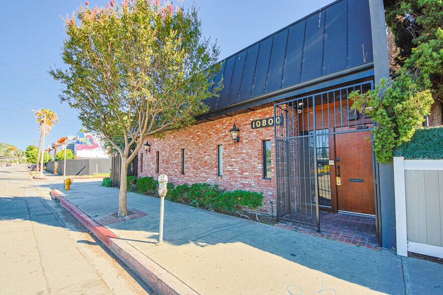 More Photos Of 10800 Ventura Blvd, Studio City Loft Creative Space For Lease