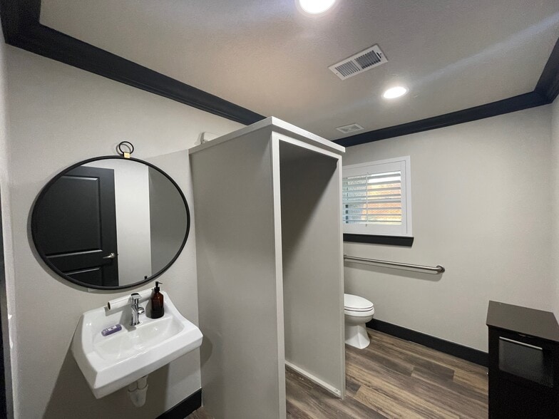 More Photos Of 408 Wilson Rd, Conroe Loft Creative Space For Lease