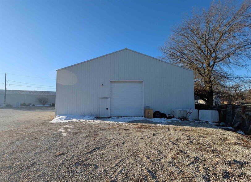 More Photos Of 421 E Moneta Ave, Peoria Heights Self Storage For Lease