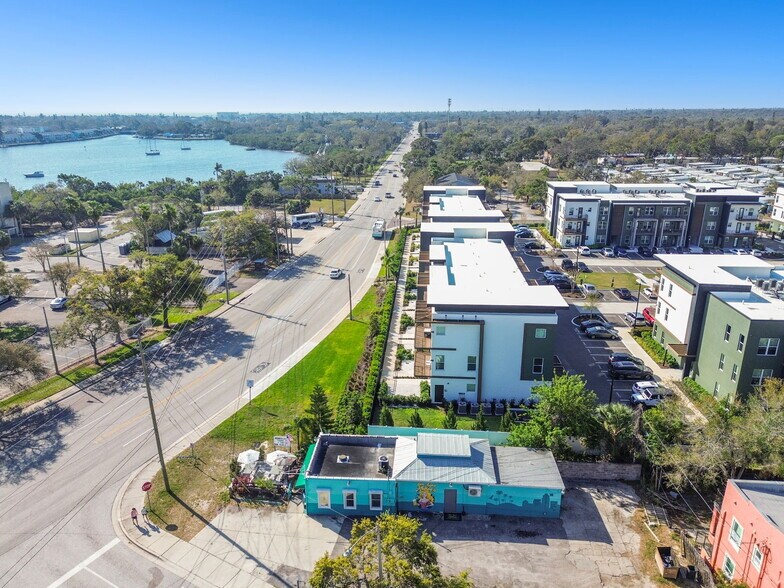 More Photos Of 3007 6th St S, Saint Petersburg Bar For Sale