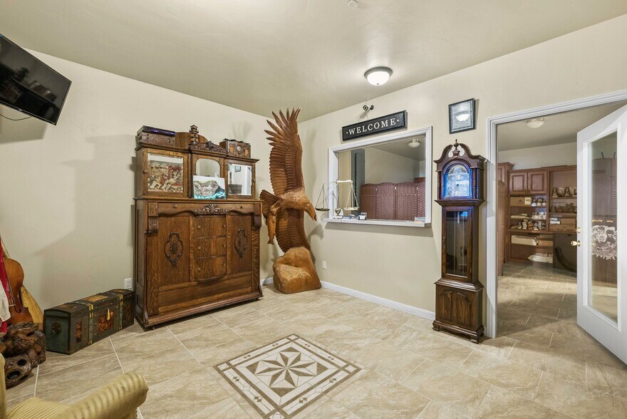 More Photos Of 266 Dolphin Dr, Whitethorn Hotel For Sale