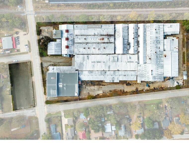 More Photos Of 1812 E Duncan St, Tyler Manufacturing For Lease