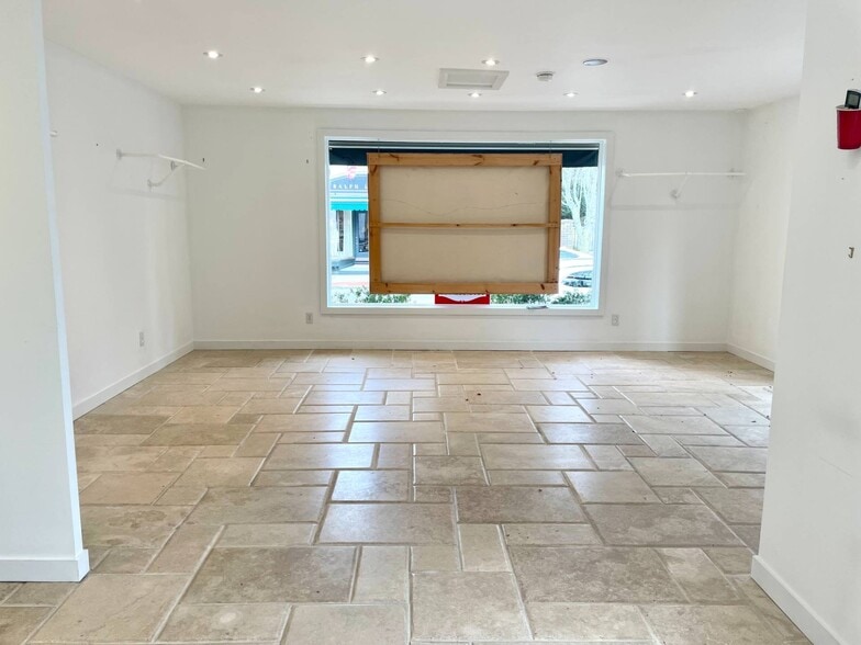 More Photos Of 42 Jobs Ln, Southampton Storefront For Lease