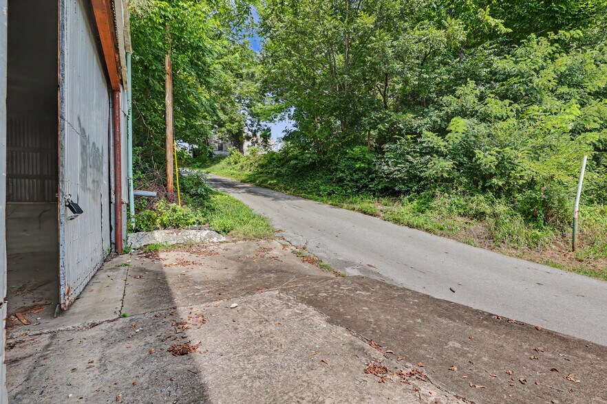 More Photos Of 237 Loretta St, Greeneville Industrial For Sale