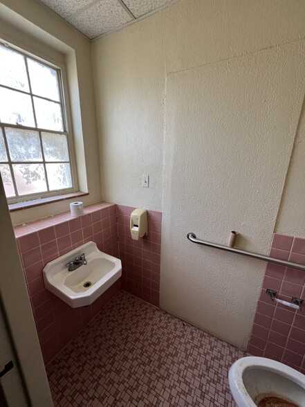 More Photos Of 204 N Alamo Blvd, Marshall Flex For Sale