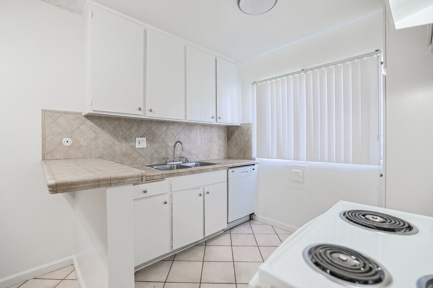 More Photos Of 6121 Woodman Ave, Van Nuys Apartments For Sale