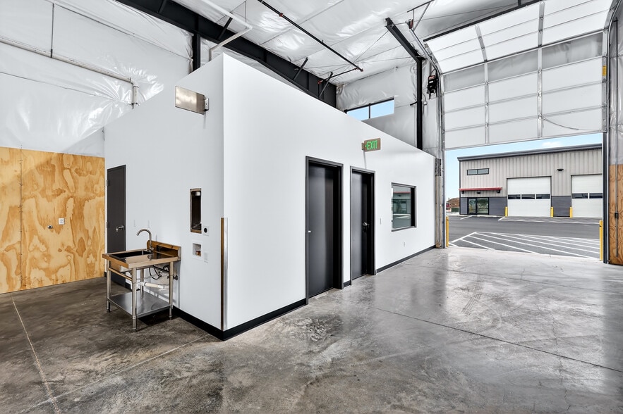 More Photos Of 4524 Barker Rd, Spokane Valley Showroom For Lease