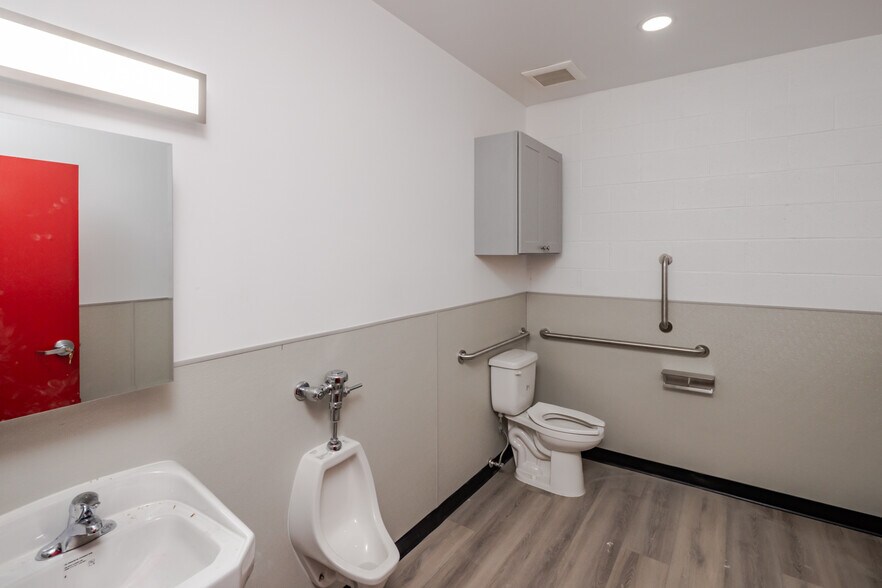 More Photos Of 1851 Commander Dr, Lake Havasu City Freestanding For Lease