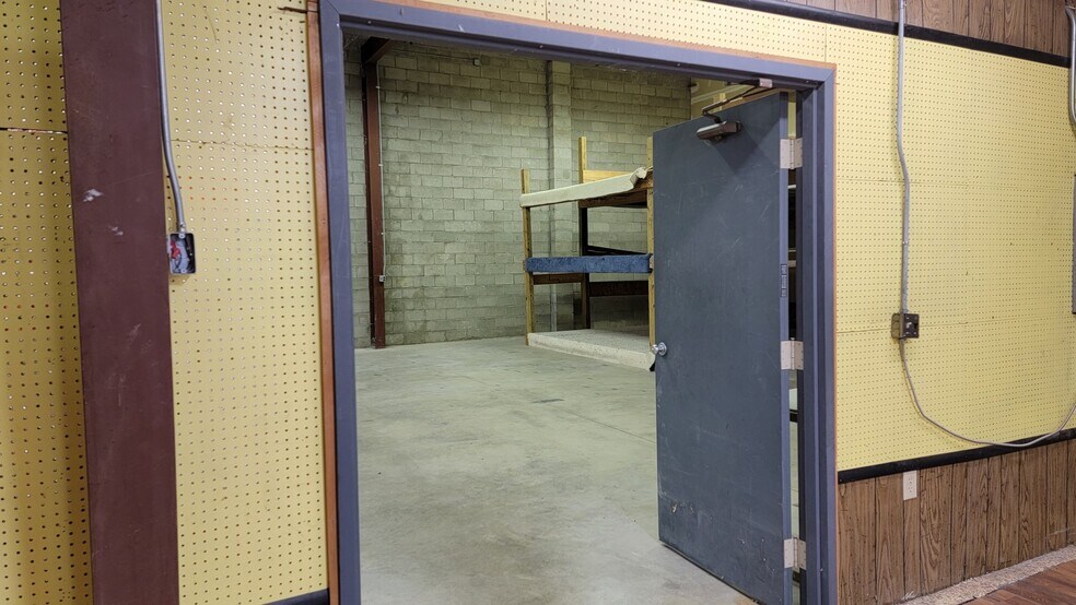 More Photos Of 1222 US HWY 50, Chillicothe Flex For Sale