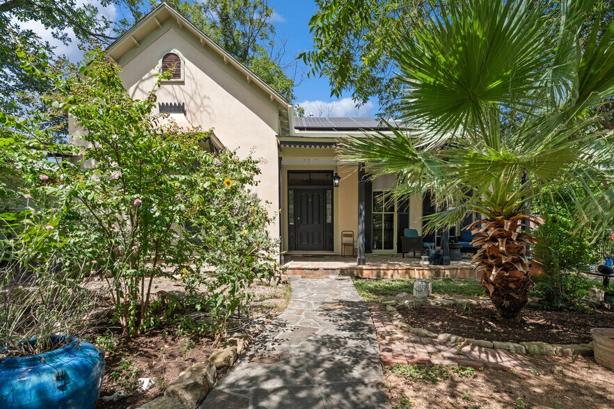 Primary Photo Of 1012 N Flores St, San Antonio General Retail For Lease