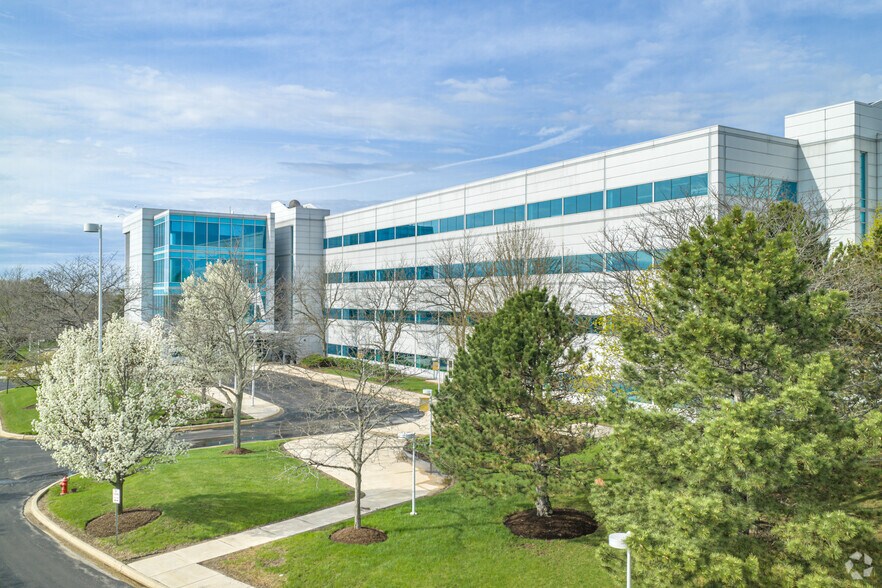 More Photos Of 1930 Innovation Way, Libertyville Manufacturing For Lease