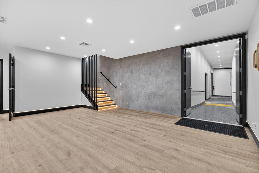More Photos Of 703 S Main St, Burbank Showroom For Sale