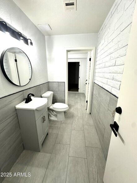 More Photos Of 600 E University Dr, Mesa Medical For Lease