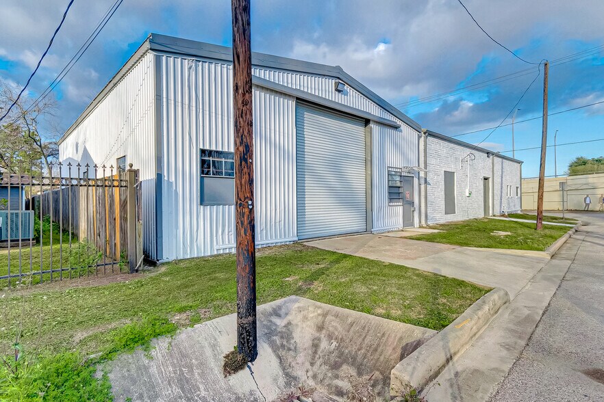 More Photos Of 1110 Central St, Houston Warehouse For Lease