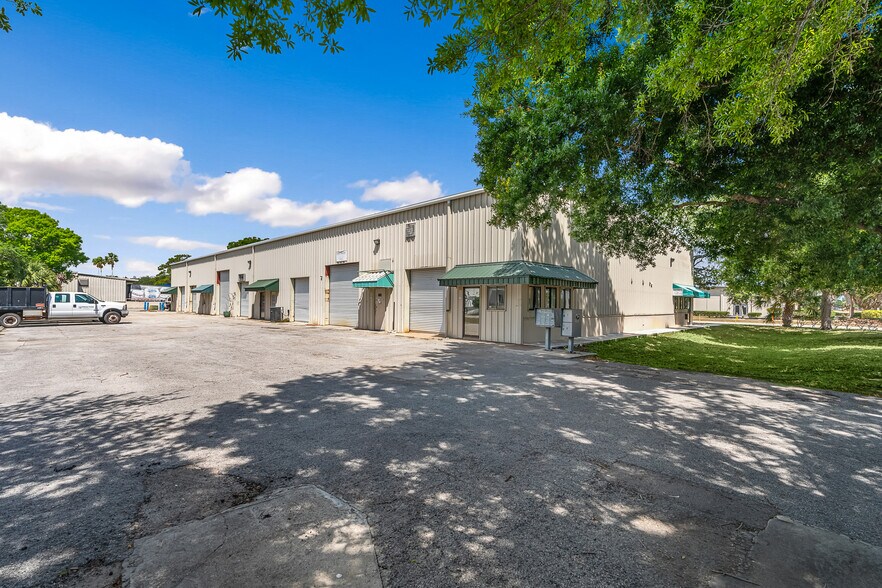 More Photos Of 3101-3215 Aviation Blvd, Vero Beach Warehouse For Lease