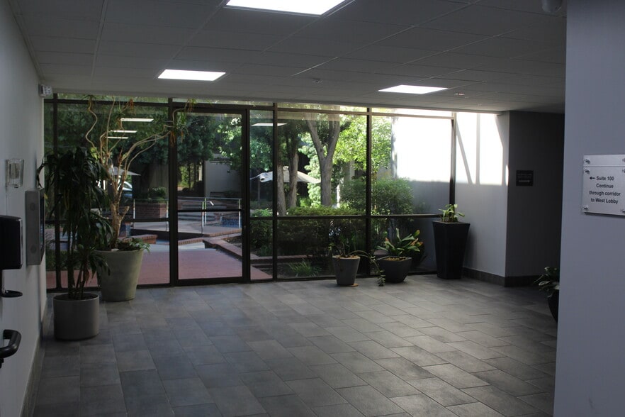 More Photos Of 5955 De Soto Ave, Woodland Hills Office For Lease