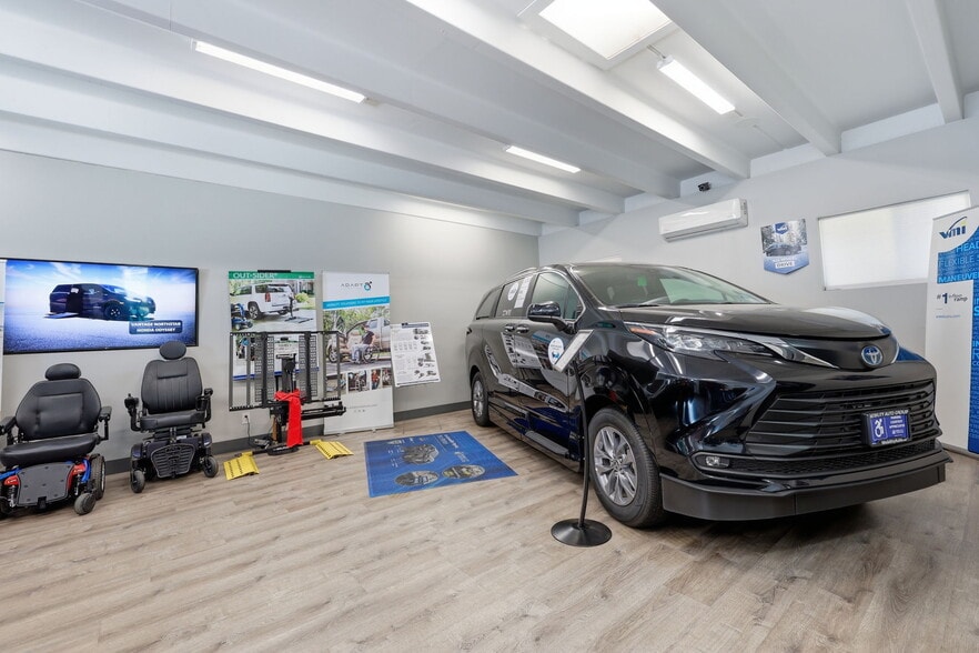 More Photos Of 2311 S Platte River Dr, Denver Showroom For Lease