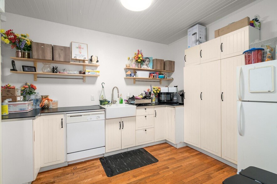 More Photos Of 5011 NE 13th Ave, Portland Office For Sale