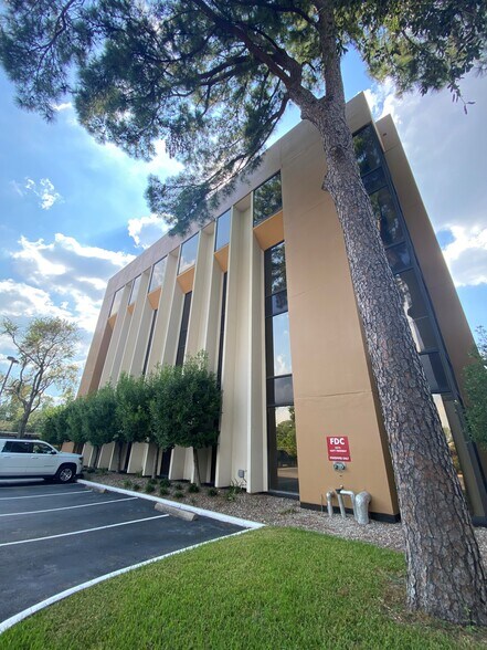 More Photos Of 9575 Katy Fwy, Houston Office For Lease