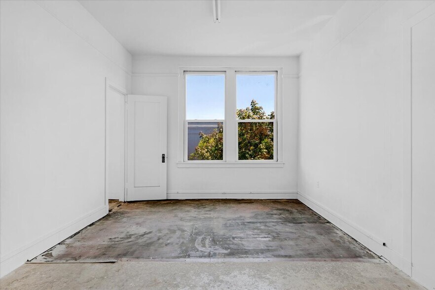 More Photos Of 100 W 7th St, Hanford Storefront Retail Office For Sale